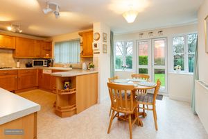 Kitchen/Breakfast Room- click for photo gallery